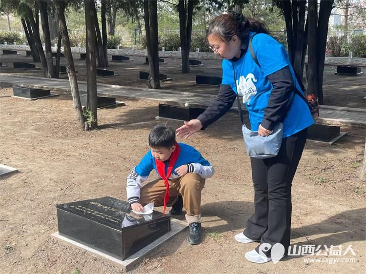 太原市儿童义工团组织志愿者家庭在双塔烈士陵园举行缅怀先烈致敬英雄祭扫活动 - 第14张
