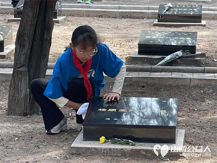太原市儿童义工团组织志愿者家庭在双塔烈士陵园举行缅怀先烈致敬英雄祭扫活动 - 第16张