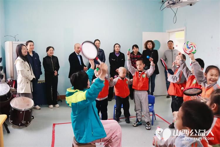 山西省职业技能鉴定中心来太原市灵星孤独症中心看望孩子们陪伴孩子们的康复训练 - 第6张 - 山西公益人 山西省职业技能鉴定中心来太原市灵星孤独症中心看望孩子们陪伴孩子们的康复训练 - 第6张