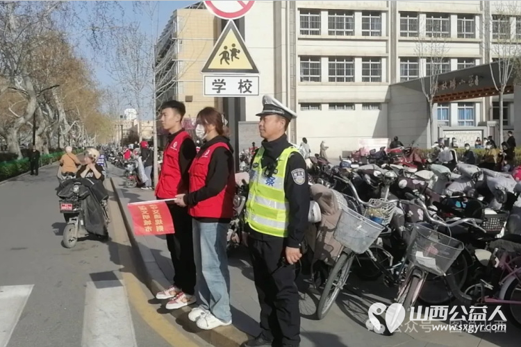 临汾市文明交通志愿者协会与交警共同携手为考生创造安全的交通环境提供保驾护航的服务 - 第3张