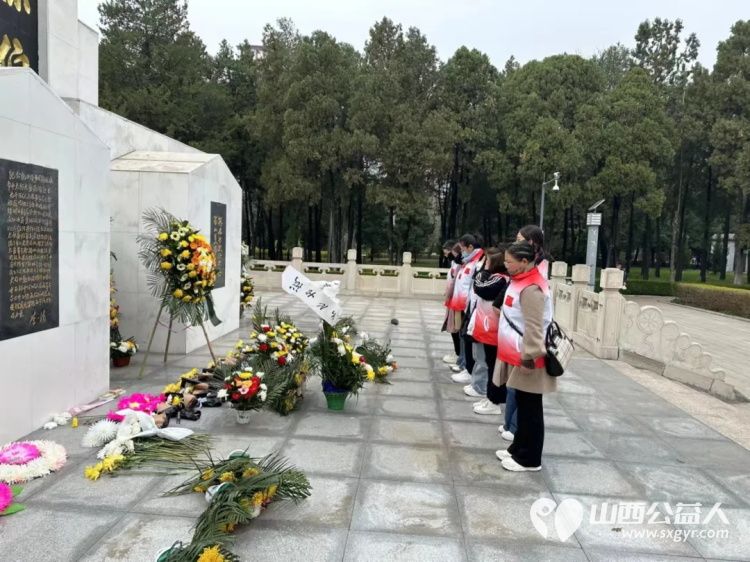 长治正能量公益协会组织志愿者来到烈士陵园悼念为国捐躯的烈士寄托哀思缅怀为烈士们敬献花篮并祭扫墓碑 - 第1张