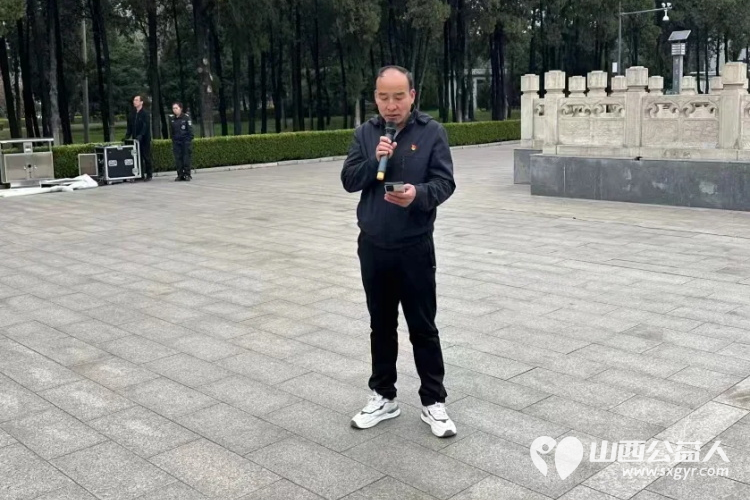 长治正能量公益协会组织志愿者来到烈士陵园悼念为国捐躯的烈士寄托哀思缅怀为烈士们敬献花篮并祭扫墓碑 - 第6张