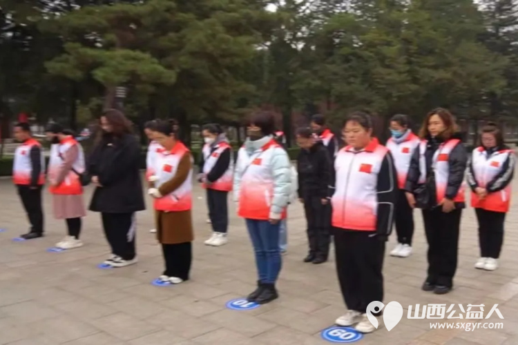 长治正能量公益协会组织志愿者来到烈士陵园悼念为国捐躯的烈士寄托哀思缅怀为烈士们敬献花篮并祭扫墓碑 - 第5张