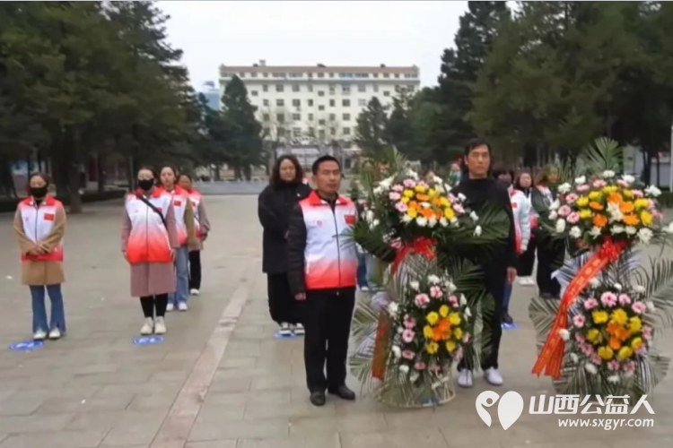 长治正能量公益协会组织志愿者来到烈士陵园悼念为国捐躯的烈士寄托哀思缅怀为烈士们敬献花篮并祭扫墓碑 - 第4张