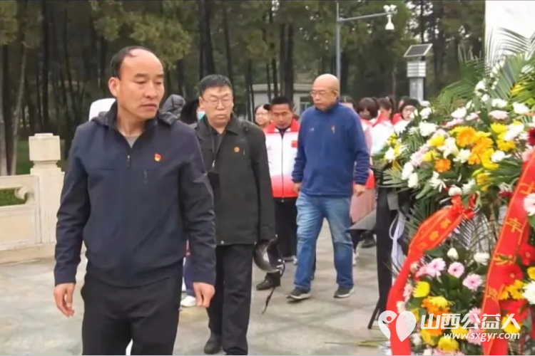 长治正能量公益协会组织志愿者来到烈士陵园悼念为国捐躯的烈士寄托哀思缅怀为烈士们敬献花篮并祭扫墓碑 - 第2张