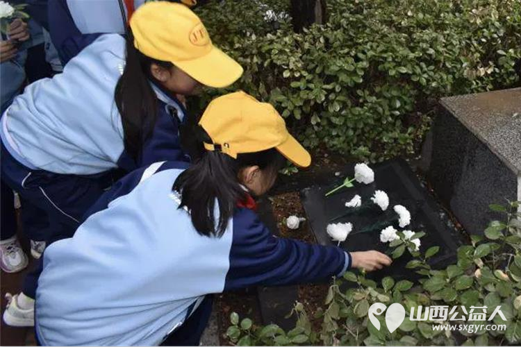 风起清明时传承爱国志 迎新街小学组织三到六年级少先队员前往黄坡烈士陵园进行清明祭扫活动 - 第9张