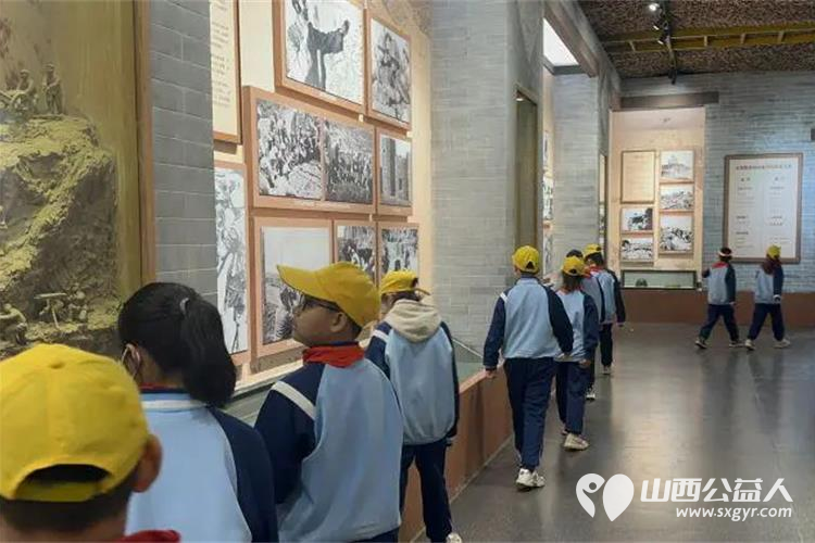 风起清明时传承爱国志 迎新街小学组织三到六年级少先队员前往黄坡烈士陵园进行清明祭扫活动 - 第12张