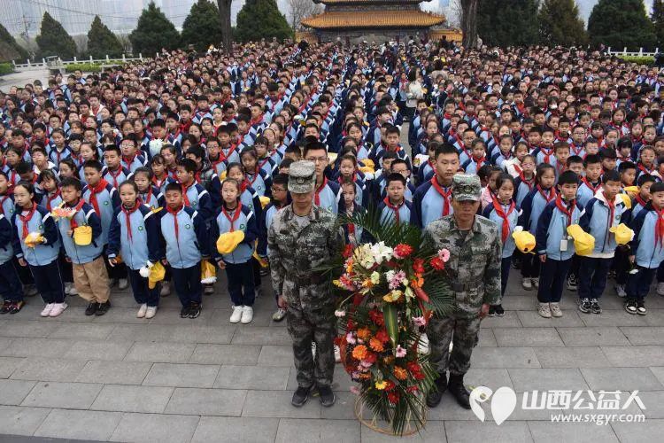 风起清明时传承爱国志 迎新街小学组织三到六年级少先队员前往黄坡烈士陵园进行清明祭扫活动 - 第2张