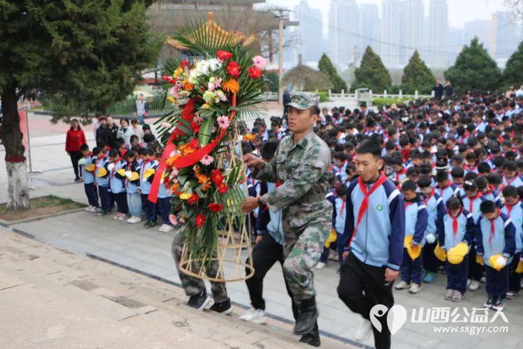 风起清明时传承爱国志 迎新街小学组织三到六年级少先队员前往黄坡烈士陵园进行清明祭扫活动 - 第3张