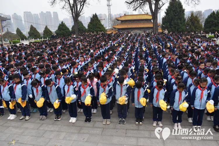 风起清明时传承爱国志 迎新街小学组织三到六年级少先队员前往黄坡烈士陵园进行清明祭扫活动 - 第8张