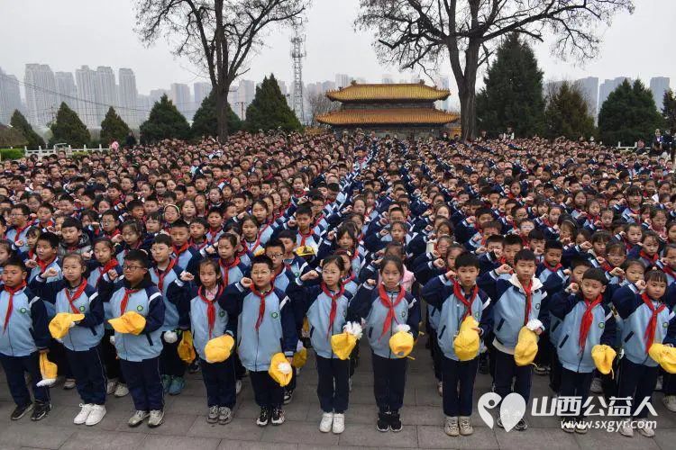 风起清明时传承爱国志 迎新街小学组织三到六年级少先队员前往黄坡烈士陵园进行清明祭扫活动 - 第7张