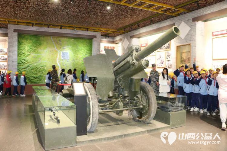 风起清明时传承爱国志 迎新街小学组织三到六年级少先队员前往黄坡烈士陵园进行清明祭扫活动 - 第13张