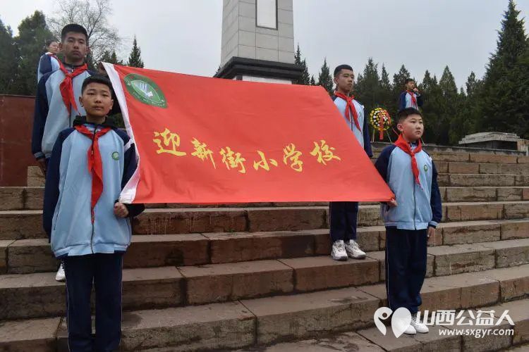 风起清明时传承爱国志 迎新街小学组织三到六年级少先队员前往黄坡烈士陵园进行清明祭扫活动 - 第1张