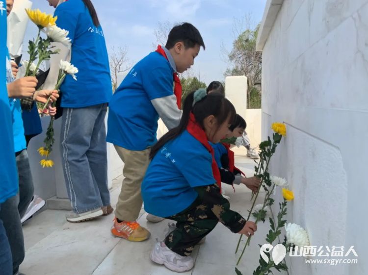 太原市儿童义工团组织志愿者家庭在双塔烈士陵园举行缅怀先烈致敬英雄祭扫活动 - 第9张
