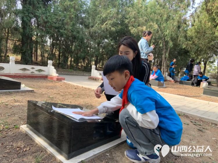 太原市儿童义工团组织志愿者家庭在双塔烈士陵园举行缅怀先烈致敬英雄祭扫活动 - 第12张