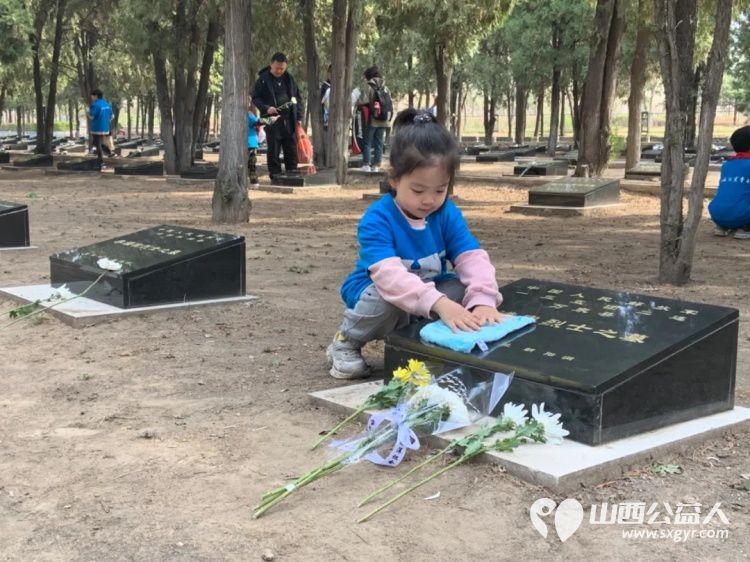 太原市儿童义工团组织志愿者家庭在双塔烈士陵园举行缅怀先烈致敬英雄祭扫活动 - 第11张