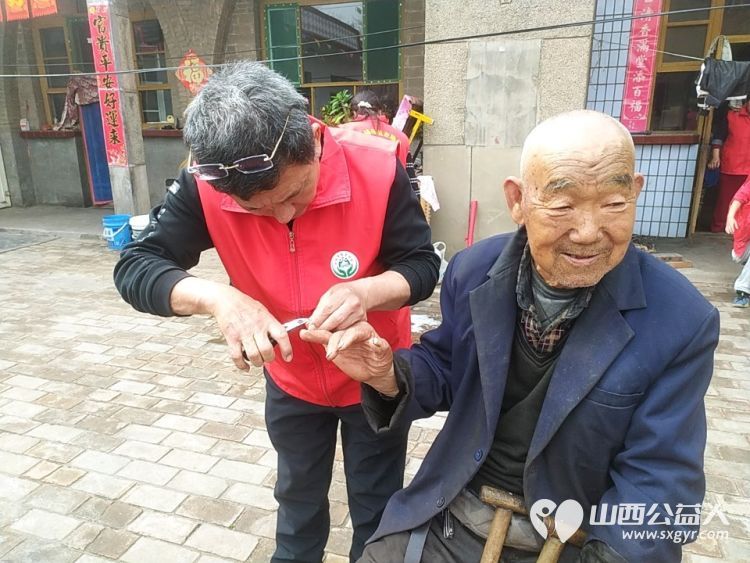 介休市敬老协会志愿者走进洪山镇上曹麻村88岁特困老人胡有宁家送温暖活动 - 第22张 - 山西公益人 介休市敬老协会志愿者走进洪山镇上曹麻村88岁特困老人胡有宁家送温暖活动 - 第22张