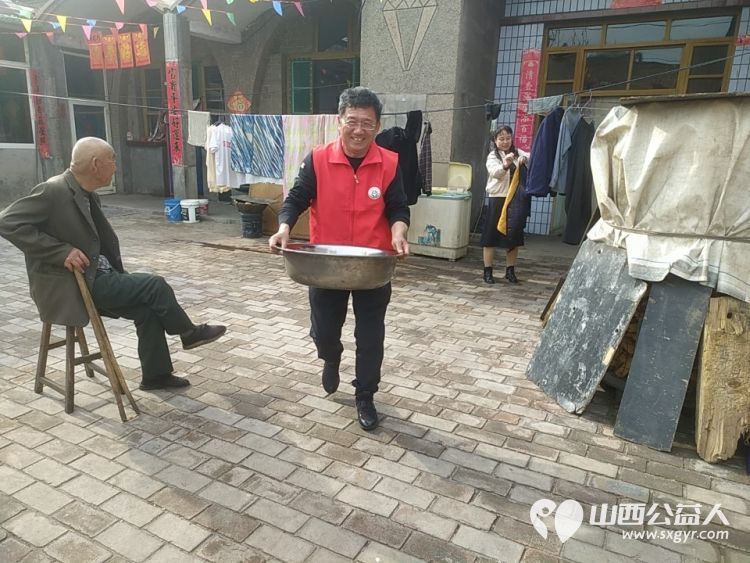 介休市敬老协会志愿者走进洪山镇上曹麻村88岁特困老人胡有宁家送温暖活动 - 第12张 - 山西公益人 介休市敬老协会志愿者走进洪山镇上曹麻村88岁特困老人胡有宁家送温暖活动 - 第12张