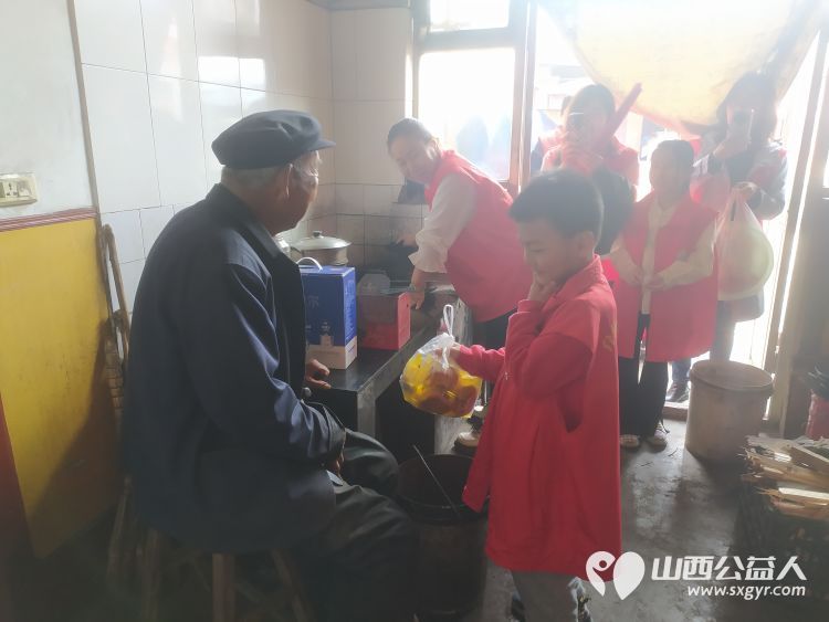 介休市敬老协会志愿者走进洪山镇上曹麻村88岁特困老人胡有宁家送温暖活动 - 第27张 - 山西公益人 介休市敬老协会志愿者走进洪山镇上曹麻村88岁特困老人胡有宁家送温暖活动 - 第27张