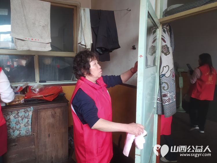 介休市敬老协会志愿者走进洪山镇上曹麻村88岁特困老人胡有宁家送温暖活动 - 第16张 - 山西公益人 介休市敬老协会志愿者走进洪山镇上曹麻村88岁特困老人胡有宁家送温暖活动 - 第16张