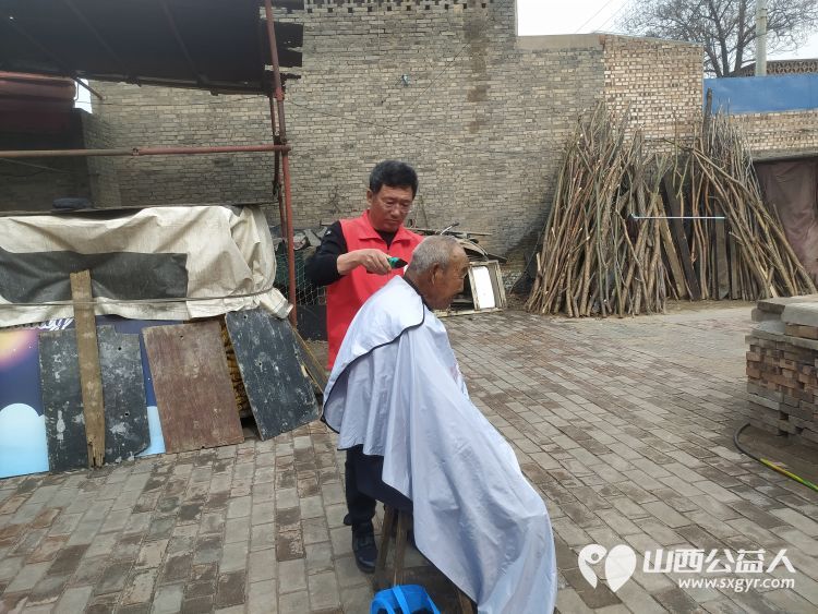 介休市敬老协会志愿者走进洪山镇上曹麻村88岁特困老人胡有宁家送温暖活动 - 第21张 - 山西公益人 介休市敬老协会志愿者走进洪山镇上曹麻村88岁特困老人胡有宁家送温暖活动 - 第21张