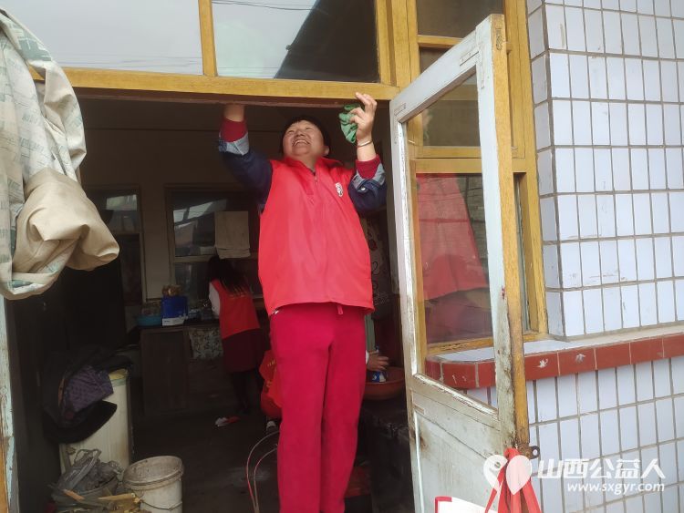 介休市敬老协会志愿者走进洪山镇上曹麻村88岁特困老人胡有宁家送温暖活动 - 第17张 - 山西公益人 介休市敬老协会志愿者走进洪山镇上曹麻村88岁特困老人胡有宁家送温暖活动 - 第17张