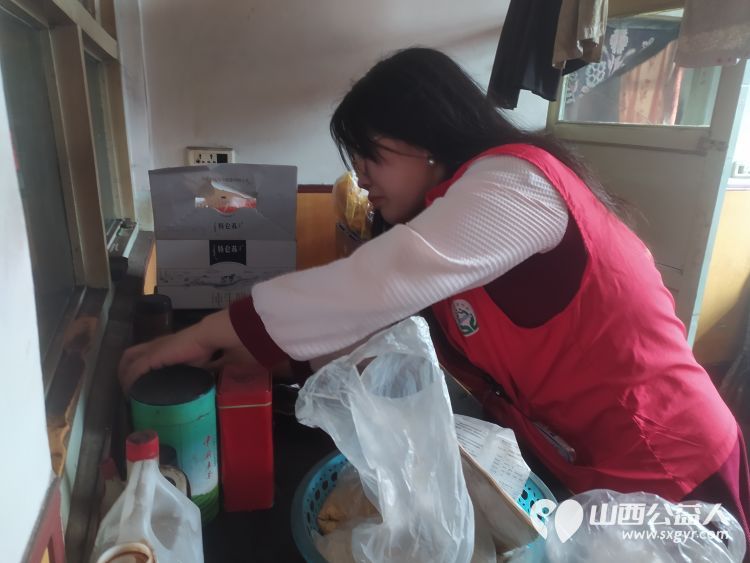 介休市敬老协会志愿者走进洪山镇上曹麻村88岁特困老人胡有宁家送温暖活动 - 第13张 - 山西公益人 介休市敬老协会志愿者走进洪山镇上曹麻村88岁特困老人胡有宁家送温暖活动 - 第13张