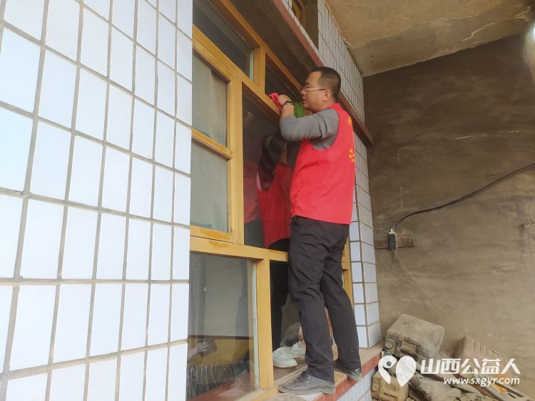 介休市敬老协会志愿者走进洪山镇上曹麻村88岁特困老人胡有宁家送温暖活动 - 第15张 - 山西公益人 介休市敬老协会志愿者走进洪山镇上曹麻村88岁特困老人胡有宁家送温暖活动 - 第15张