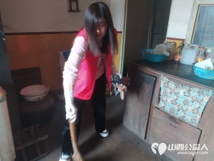 介休市敬老协会志愿者走进洪山镇上曹麻村88岁特困老人胡有宁家送温暖活动 - 第14张 - 山西公益人 介休市敬老协会志愿者走进洪山镇上曹麻村88岁特困老人胡有宁家送温暖活动 - 第14张