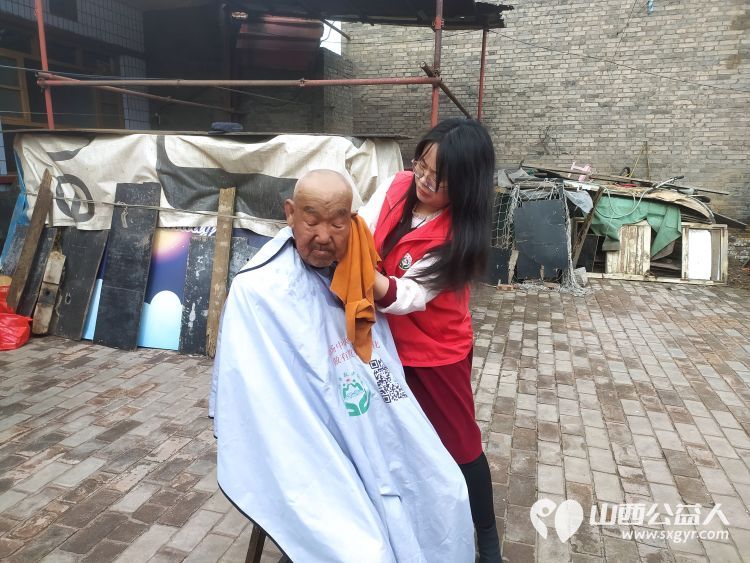 介休市敬老协会志愿者走进洪山镇上曹麻村88岁特困老人胡有宁家送温暖活动 - 第20张 - 山西公益人 介休市敬老协会志愿者走进洪山镇上曹麻村88岁特困老人胡有宁家送温暖活动 - 第20张