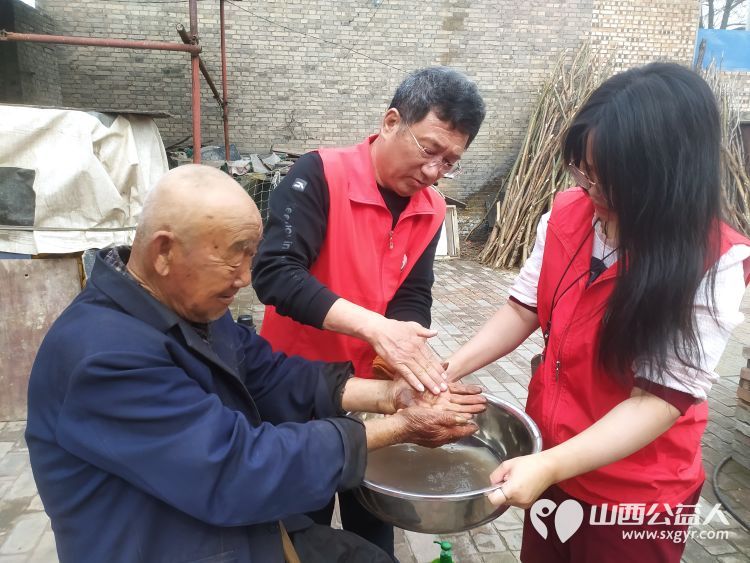 介休市敬老协会志愿者走进洪山镇上曹麻村88岁特困老人胡有宁家送温暖活动 - 第19张 - 山西公益人 介休市敬老协会志愿者走进洪山镇上曹麻村88岁特困老人胡有宁家送温暖活动 - 第19张