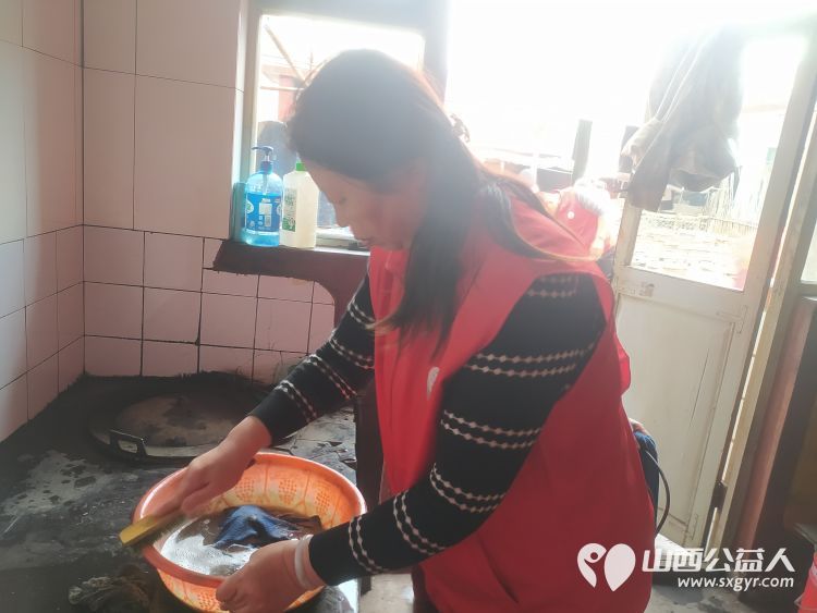 介休市敬老协会志愿者走进洪山镇上曹麻村88岁特困老人胡有宁家送温暖活动 - 第11张 - 山西公益人 介休市敬老协会志愿者走进洪山镇上曹麻村88岁特困老人胡有宁家送温暖活动 - 第11张