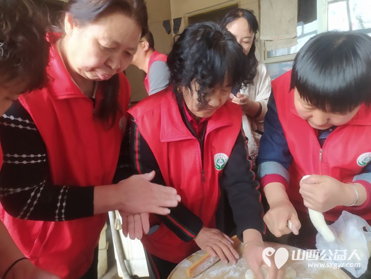 介休市敬老协会志愿者走进洪山镇上曹麻村88岁特困老人胡有宁家送温暖活动 - 第23张 - 山西公益人 介休市敬老协会志愿者走进洪山镇上曹麻村88岁特困老人胡有宁家送温暖活动 - 第23张