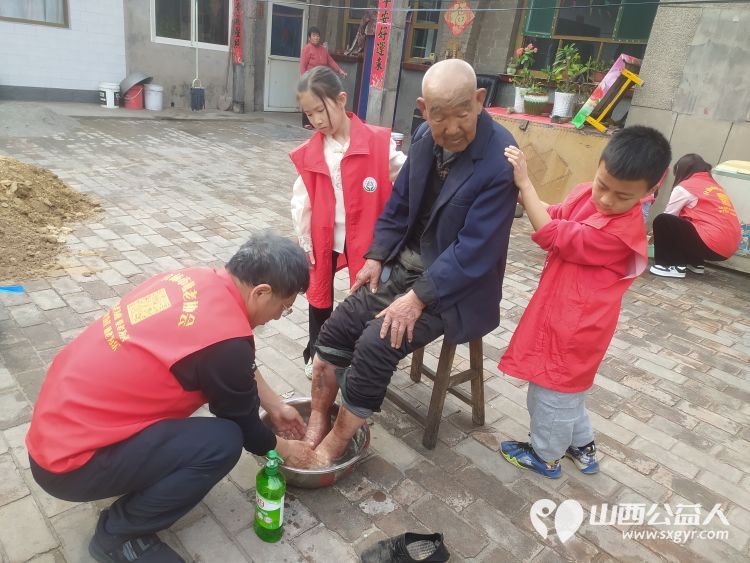 介休市敬老协会志愿者走进洪山镇上曹麻村88岁特困老人胡有宁家送温暖活动 - 第29张 - 山西公益人 介休市敬老协会志愿者走进洪山镇上曹麻村88岁特困老人胡有宁家送温暖活动 - 第29张