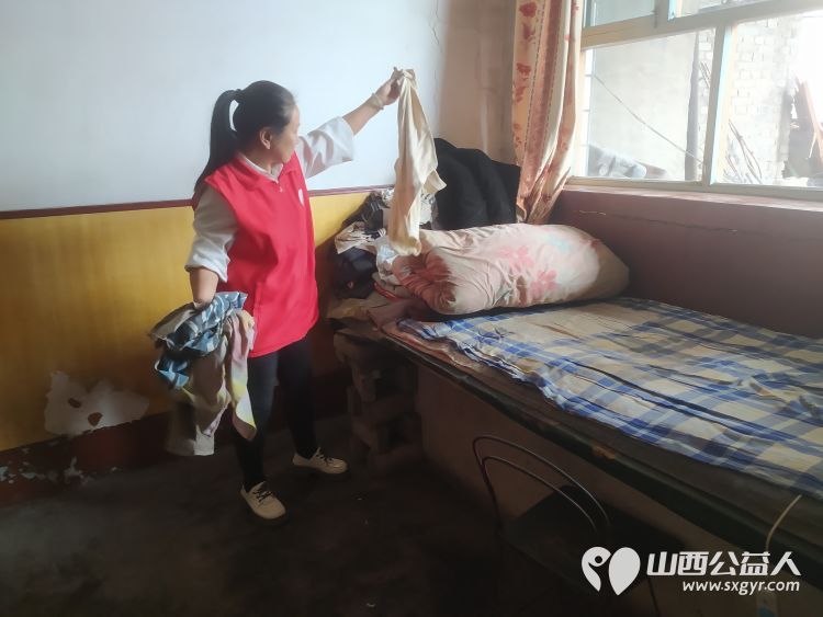 介休市敬老协会志愿者走进洪山镇上曹麻村88岁特困老人胡有宁家送温暖活动 - 第10张 - 山西公益人 介休市敬老协会志愿者走进洪山镇上曹麻村88岁特困老人胡有宁家送温暖活动 - 第10张