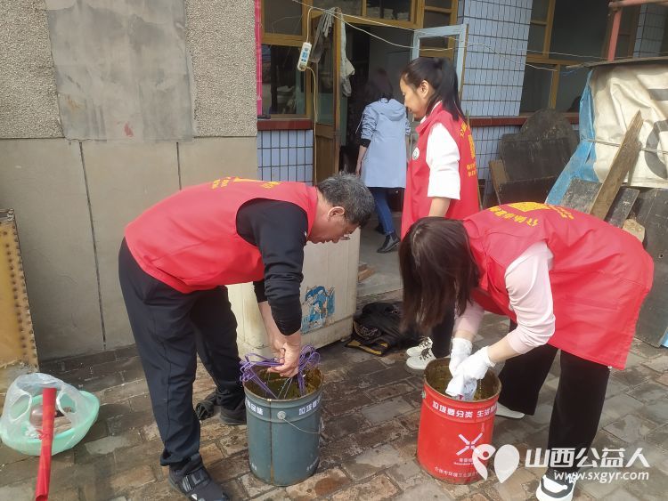 介休市敬老协会志愿者走进洪山镇上曹麻村88岁特困老人胡有宁家送温暖活动 - 第4张 - 山西公益人 介休市敬老协会志愿者走进洪山镇上曹麻村88岁特困老人胡有宁家送温暖活动 - 第4张