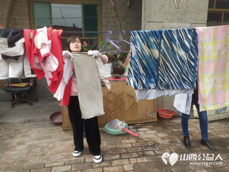 介休市敬老协会志愿者走进洪山镇上曹麻村88岁特困老人胡有宁家送温暖活动 - 第6张 - 山西公益人 介休市敬老协会志愿者走进洪山镇上曹麻村88岁特困老人胡有宁家送温暖活动 - 第6张