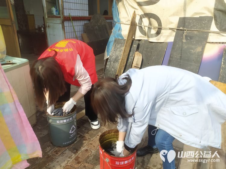 介休市敬老协会志愿者走进洪山镇上曹麻村88岁特困老人胡有宁家送温暖活动 - 第5张 - 山西公益人 介休市敬老协会志愿者走进洪山镇上曹麻村88岁特困老人胡有宁家送温暖活动 - 第5张