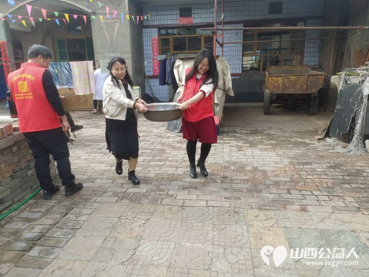 介休市敬老协会志愿者走进洪山镇上曹麻村88岁特困老人胡有宁家送温暖活动 - 第9张 - 山西公益人 介休市敬老协会志愿者走进洪山镇上曹麻村88岁特困老人胡有宁家送温暖活动 - 第9张