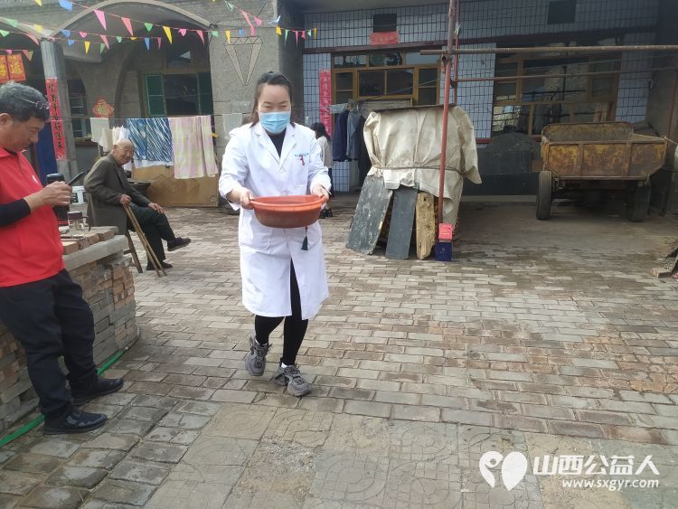 介休市敬老协会志愿者走进洪山镇上曹麻村88岁特困老人胡有宁家送温暖活动 - 第8张 - 山西公益人 介休市敬老协会志愿者走进洪山镇上曹麻村88岁特困老人胡有宁家送温暖活动 - 第8张