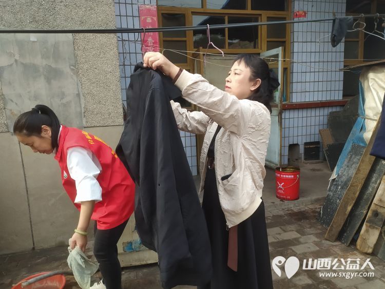 介休市敬老协会志愿者走进洪山镇上曹麻村88岁特困老人胡有宁家送温暖活动 - 第7张 - 山西公益人 介休市敬老协会志愿者走进洪山镇上曹麻村88岁特困老人胡有宁家送温暖活动 - 第7张