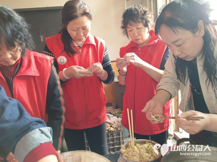 介休市敬老协会志愿者走进洪山镇上曹麻村88岁特困老人胡有宁家送温暖活动 - 第24张 - 山西公益人 介休市敬老协会志愿者走进洪山镇上曹麻村88岁特困老人胡有宁家送温暖活动 - 第24张