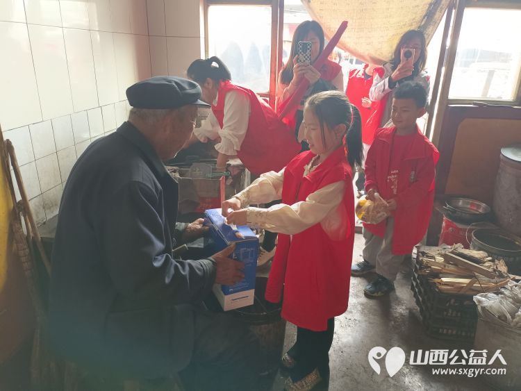 介休市敬老协会志愿者走进洪山镇上曹麻村88岁特困老人胡有宁家送温暖活动 - 第26张 - 山西公益人 介休市敬老协会志愿者走进洪山镇上曹麻村88岁特困老人胡有宁家送温暖活动 - 第26张