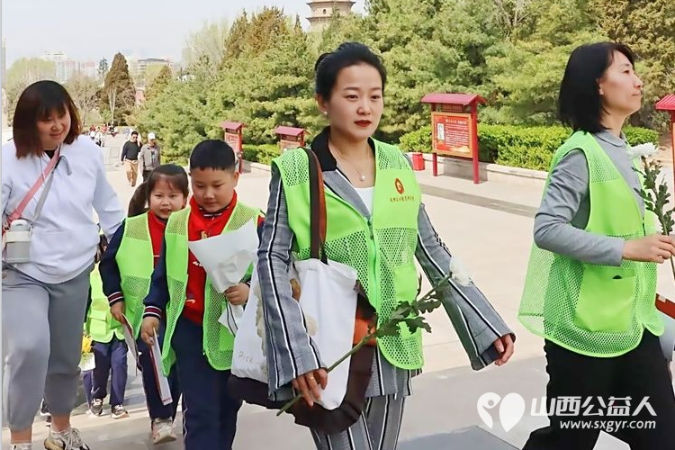 太原市传统文化研究会太原市关爱下一代志愿者协会联合省城十多家社会团体开展祭奠英烈活动 - 第32张 - 山西公益人 太原市传统文化研究会太原市关爱下一代志愿者协会联合省城十多家社会团体开展祭奠英烈活动 - 第32张
