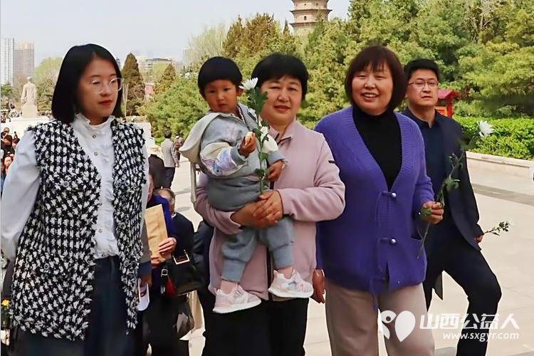 太原市传统文化研究会太原市关爱下一代志愿者协会联合省城十多家社会团体开展祭奠英烈活动 - 第18张 - 山西公益人 太原市传统文化研究会太原市关爱下一代志愿者协会联合省城十多家社会团体开展祭奠英烈活动 - 第18张