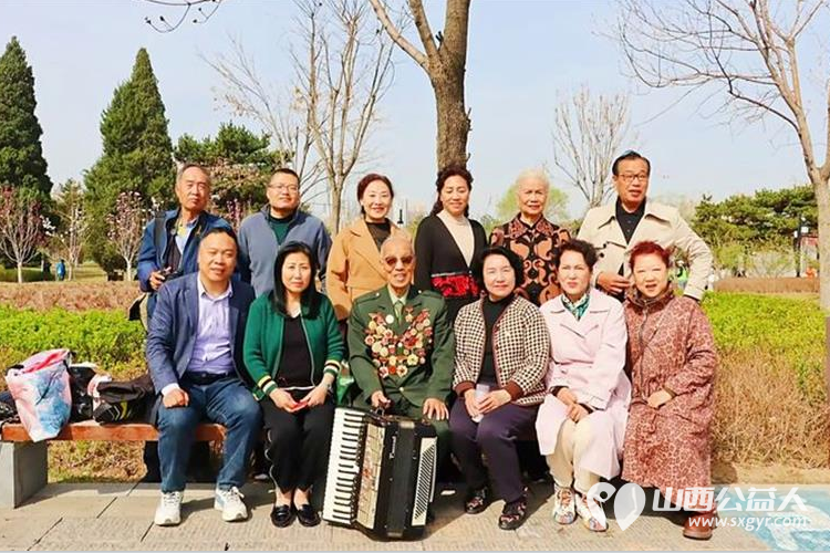 太原市传统文化研究会太原市关爱下一代志愿者协会联合省城十多家社会团体开展祭奠英烈活动 - 第16张 - 山西公益人 太原市传统文化研究会太原市关爱下一代志愿者协会联合省城十多家社会团体开展祭奠英烈活动 - 第16张