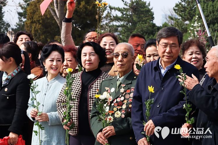 太原市传统文化研究会太原市关爱下一代志愿者协会联合省城十多家社会团体开展祭奠英烈活动 - 第21张 - 山西公益人 太原市传统文化研究会太原市关爱下一代志愿者协会联合省城十多家社会团体开展祭奠英烈活动 - 第21张