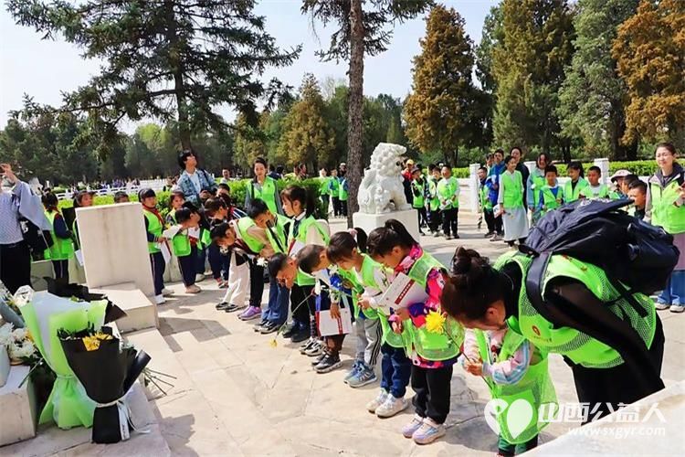 太原市传统文化研究会太原市关爱下一代志愿者协会联合省城十多家社会团体开展祭奠英烈活动 - 第30张 - 山西公益人 太原市传统文化研究会太原市关爱下一代志愿者协会联合省城十多家社会团体开展祭奠英烈活动 - 第30张