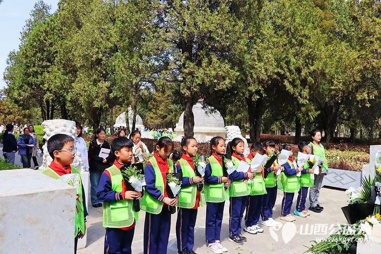太原市传统文化研究会太原市关爱下一代志愿者协会联合省城十多家社会团体开展祭奠英烈活动 - 第28张 - 山西公益人 太原市传统文化研究会太原市关爱下一代志愿者协会联合省城十多家社会团体开展祭奠英烈活动 - 第28张