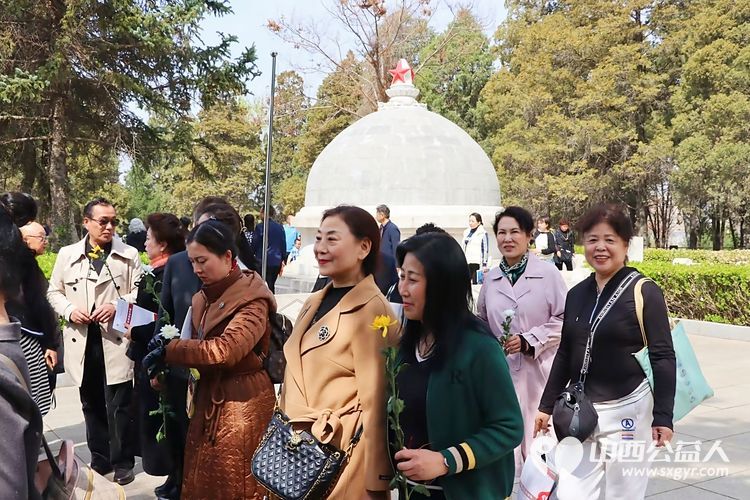 太原市传统文化研究会太原市关爱下一代志愿者协会联合省城十多家社会团体开展祭奠英烈活动 - 第15张 - 山西公益人 太原市传统文化研究会太原市关爱下一代志愿者协会联合省城十多家社会团体开展祭奠英烈活动 - 第15张